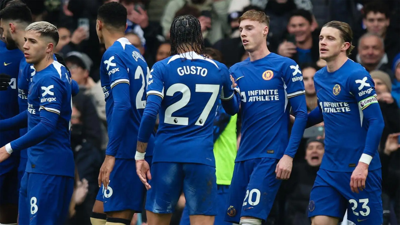 Chelsea Leads Fulham 1-0 at Halftime of Tense West London Derby