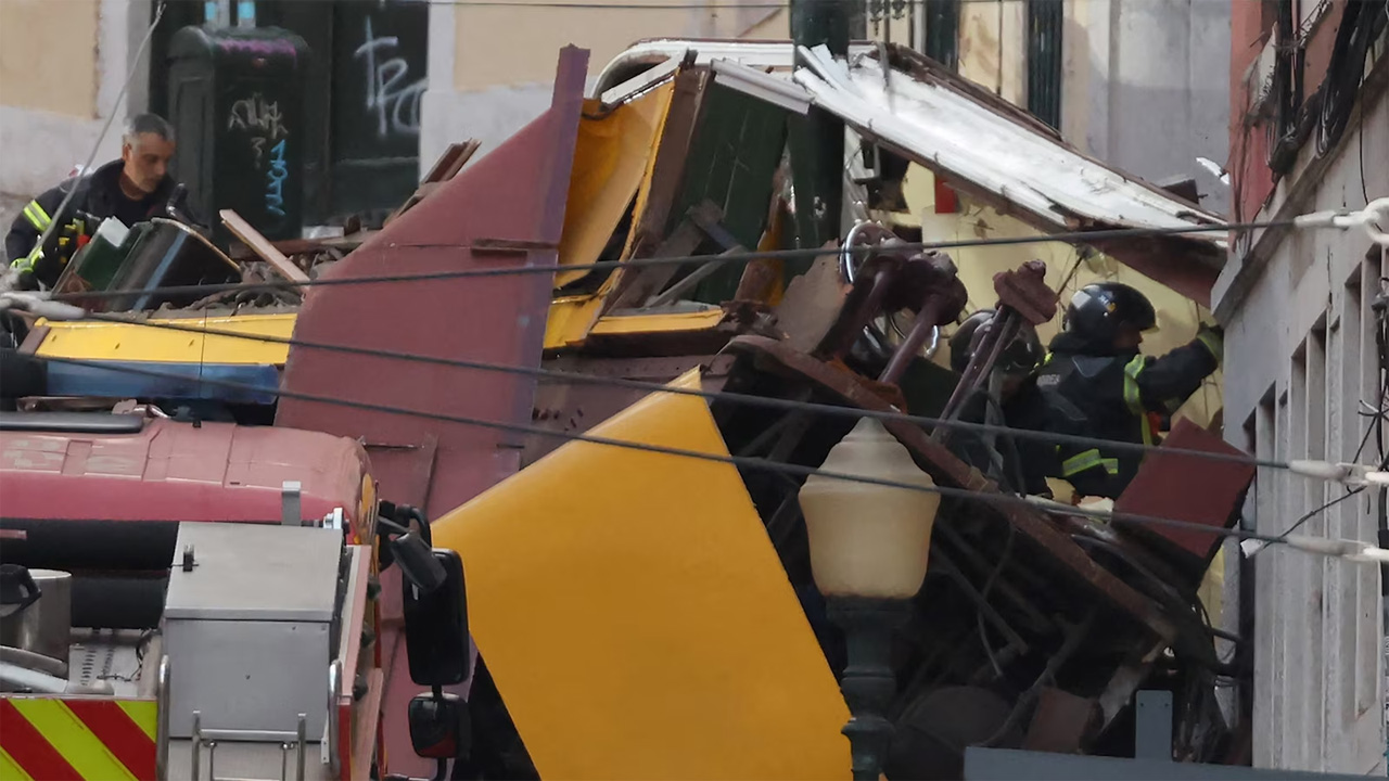 Lisbon Tram Derails, 15 Dead and 18 Injured