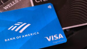 Hassett Proposes ‘Trump Cards’ as Banks Battle Over Credit Card Interest Rates